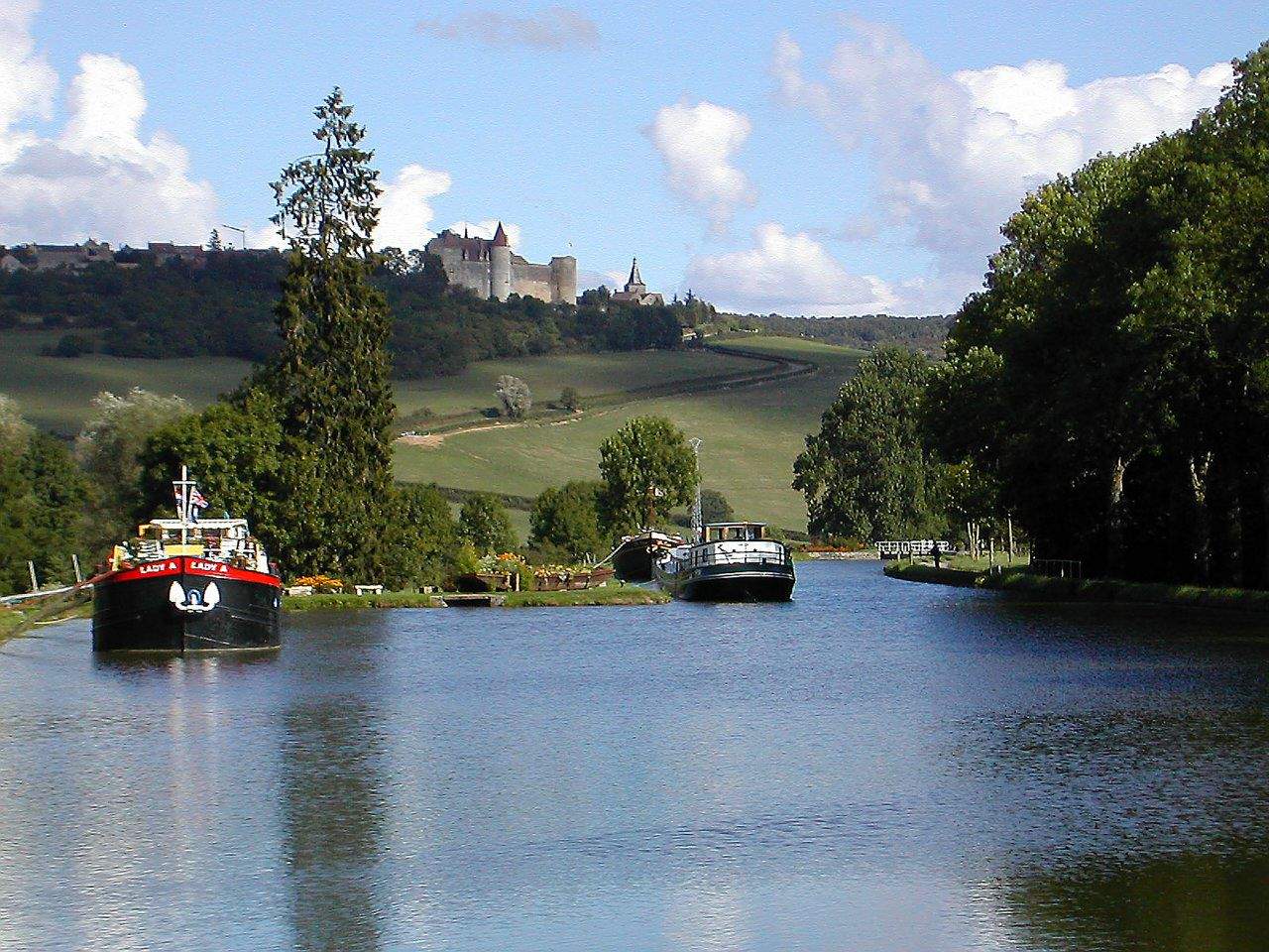 Zicht op het kasteel van vandenesse in auxois vanuit het kanaal